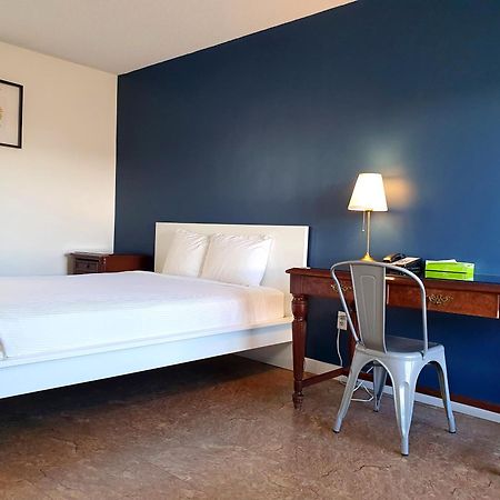 Cloud 9 Inn Whitecourt Extérieur photo