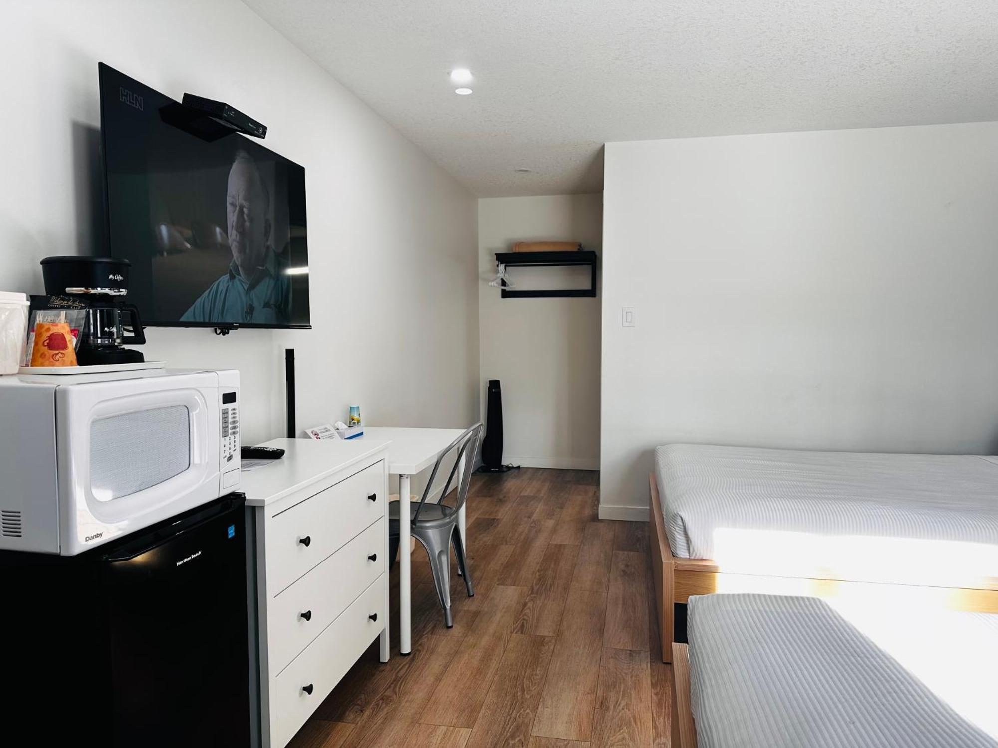 Cloud 9 Inn Whitecourt Extérieur photo